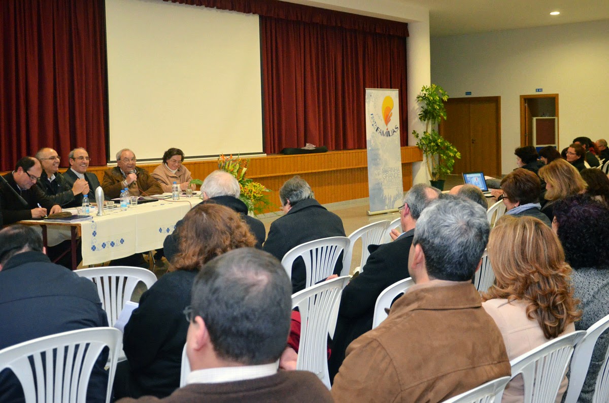 D. António Marto com as famílias da vigararia